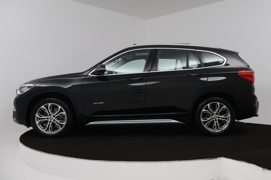 BMW X1 XDrive20i High Executive (PANORAMADAK, TREKHAAK, STOELVERWARMING, ACHTERUITRIJCAMERA, HEAD-UP, DEALER ONDERHOUDEN) BMW X1 XDrive20i High Executive (PANORAMADAK, TREKHAAK, STOELVERWARMING, ACHTERUITRIJCAMERA, HEAD-UP, DEALER ONDERHOUDEN)