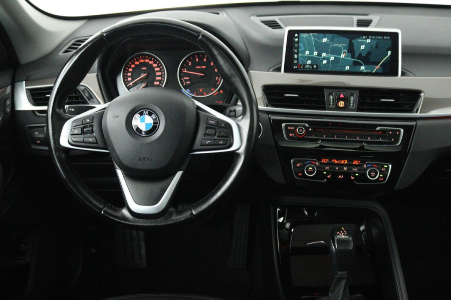 BMW X1 XDrive20i High Executive (PANORAMADAK, TREKHAAK, STOELVERWARMING, ACHTERUITRIJCAMERA, HEAD-UP, DEALER ONDERHOUDEN) BMW X1 XDrive20i High Executive (PANORAMADAK, TREKHAAK, STOELVERWARMING, ACHTERUITRIJCAMERA, HEAD-UP, DEALER ONDERHOUDEN)