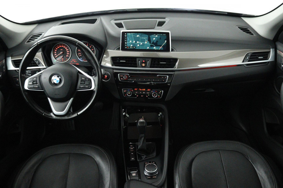 BMW X1 XDrive20i High Executive (PANORAMADAK, TREKHAAK, STOELVERWARMING, ACHTERUITRIJCAMERA, HEAD-UP, DEALER ONDERHOUDEN) BMW X1 XDrive20i High Executive (PANORAMADAK, TREKHAAK, STOELVERWARMING, ACHTERUITRIJCAMERA, HEAD-UP, DEALER ONDERHOUDEN)