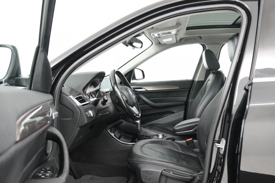 BMW X1 XDrive20i High Executive (PANORAMADAK, TREKHAAK, STOELVERWARMING, ACHTERUITRIJCAMERA, HEAD-UP, DEALER ONDERHOUDEN) BMW X1 XDrive20i High Executive (PANORAMADAK, TREKHAAK, STOELVERWARMING, ACHTERUITRIJCAMERA, HEAD-UP, DEALER ONDERHOUDEN)