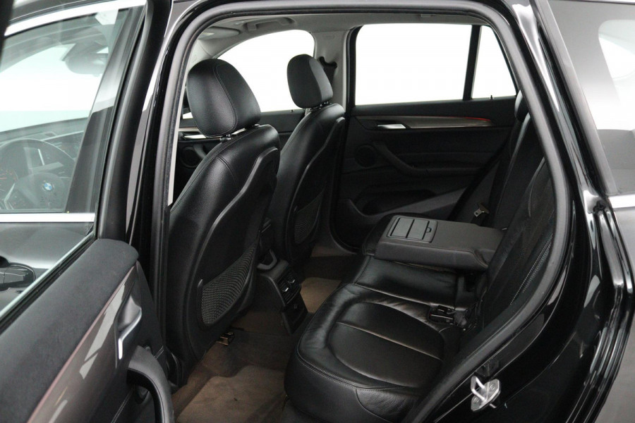BMW X1 XDrive20i High Executive (PANORAMADAK, TREKHAAK, STOELVERWARMING, ACHTERUITRIJCAMERA, HEAD-UP, DEALER ONDERHOUDEN) BMW X1 XDrive20i High Executive (PANORAMADAK, TREKHAAK, STOELVERWARMING, ACHTERUITRIJCAMERA, HEAD-UP, DEALER ONDERHOUDEN)