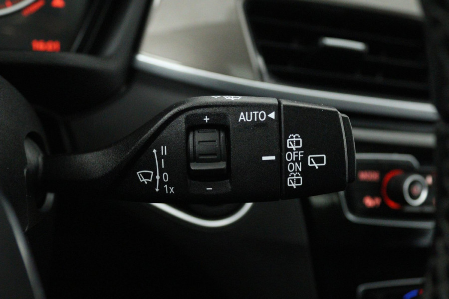 BMW X1 XDrive20i High Executive (PANORAMADAK, TREKHAAK, STOELVERWARMING, ACHTERUITRIJCAMERA, HEAD-UP, DEALER ONDERHOUDEN) BMW X1 XDrive20i High Executive (PANORAMADAK, TREKHAAK, STOELVERWARMING, ACHTERUITRIJCAMERA, HEAD-UP, DEALER ONDERHOUDEN)