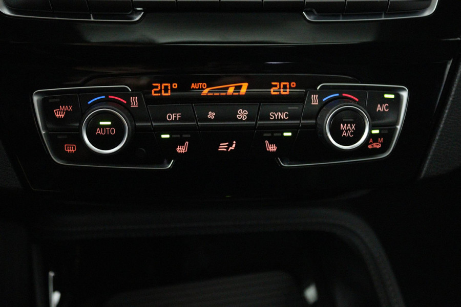 BMW X1 XDrive20i High Executive (PANORAMADAK, TREKHAAK, STOELVERWARMING, ACHTERUITRIJCAMERA, HEAD-UP, DEALER ONDERHOUDEN) BMW X1 XDrive20i High Executive (PANORAMADAK, TREKHAAK, STOELVERWARMING, ACHTERUITRIJCAMERA, HEAD-UP, DEALER ONDERHOUDEN)