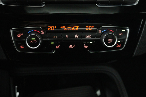 BMW X1 XDrive20i High Executive (PANORAMADAK, TREKHAAK, STOELVERWARMING, ACHTERUITRIJCAMERA, HEAD-UP, DEALER ONDERHOUDEN) BMW X1 XDrive20i High Executive (PANORAMADAK, TREKHAAK, STOELVERWARMING, ACHTERUITRIJCAMERA, HEAD-UP, DEALER ONDERHOUDEN)