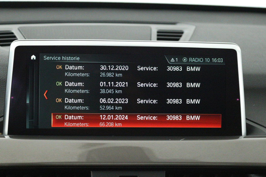 BMW X1 XDrive20i High Executive (PANORAMADAK, TREKHAAK, STOELVERWARMING, ACHTERUITRIJCAMERA, HEAD-UP, DEALER ONDERHOUDEN) BMW X1 XDrive20i High Executive (PANORAMADAK, TREKHAAK, STOELVERWARMING, ACHTERUITRIJCAMERA, HEAD-UP, DEALER ONDERHOUDEN)