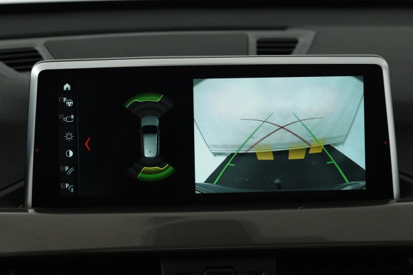 BMW X1 XDrive20i High Executive (PANORAMADAK, TREKHAAK, STOELVERWARMING, ACHTERUITRIJCAMERA, HEAD-UP, DEALER ONDERHOUDEN) BMW X1 XDrive20i High Executive (PANORAMADAK, TREKHAAK, STOELVERWARMING, ACHTERUITRIJCAMERA, HEAD-UP, DEALER ONDERHOUDEN)