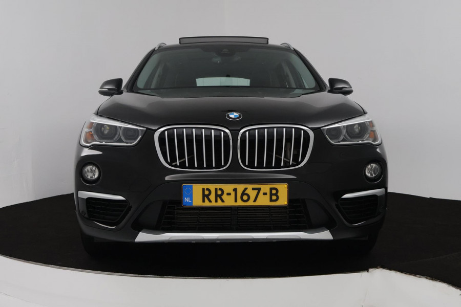 BMW X1 XDrive20i High Executive (PANORAMADAK, TREKHAAK, STOELVERWARMING, ACHTERUITRIJCAMERA, HEAD-UP, DEALER ONDERHOUDEN) BMW X1 XDrive20i High Executive (PANORAMADAK, TREKHAAK, STOELVERWARMING, ACHTERUITRIJCAMERA, HEAD-UP, DEALER ONDERHOUDEN)
