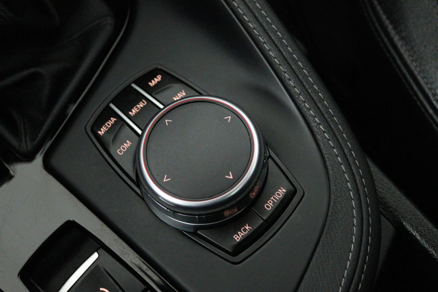 BMW X1 XDrive20i High Executive (PANORAMADAK, TREKHAAK, STOELVERWARMING, ACHTERUITRIJCAMERA, HEAD-UP, DEALER ONDERHOUDEN) BMW X1 XDrive20i High Executive (PANORAMADAK, TREKHAAK, STOELVERWARMING, ACHTERUITRIJCAMERA, HEAD-UP, DEALER ONDERHOUDEN)