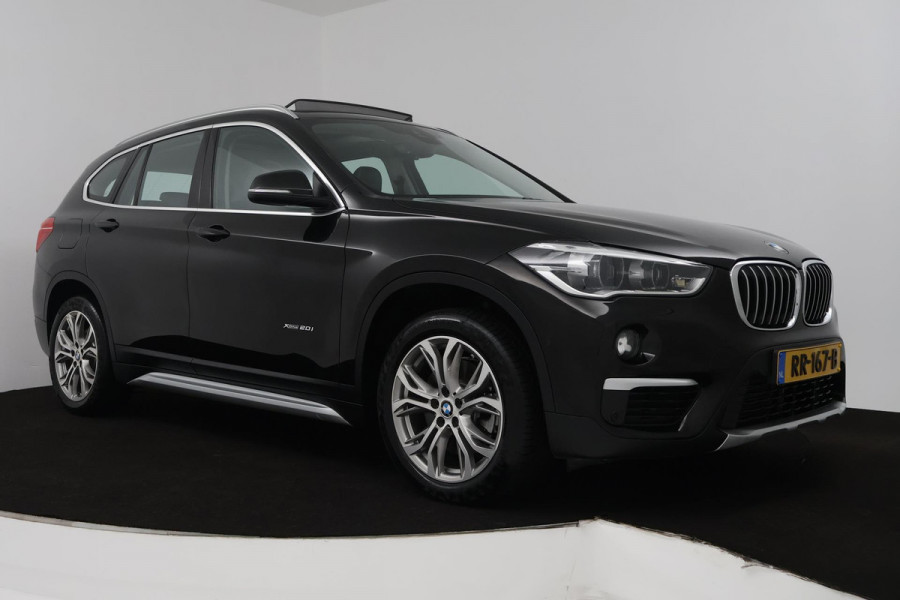 BMW X1 XDrive20i High Executive (PANORAMADAK, TREKHAAK, STOELVERWARMING, ACHTERUITRIJCAMERA, HEAD-UP, DEALER ONDERHOUDEN) BMW X1 XDrive20i High Executive (PANORAMADAK, TREKHAAK, STOELVERWARMING, ACHTERUITRIJCAMERA, HEAD-UP, DEALER ONDERHOUDEN)