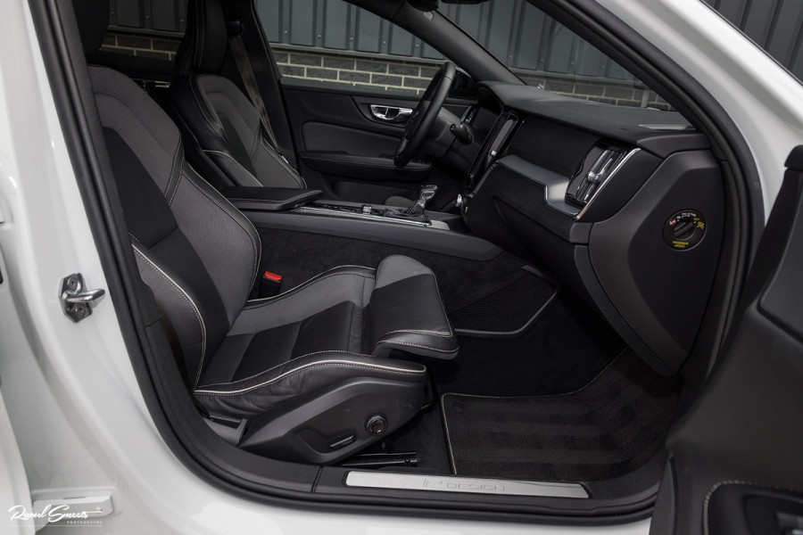 Volvo V60 2.0 T5 R-Design | Memory | Cruise control | Apple carplay |