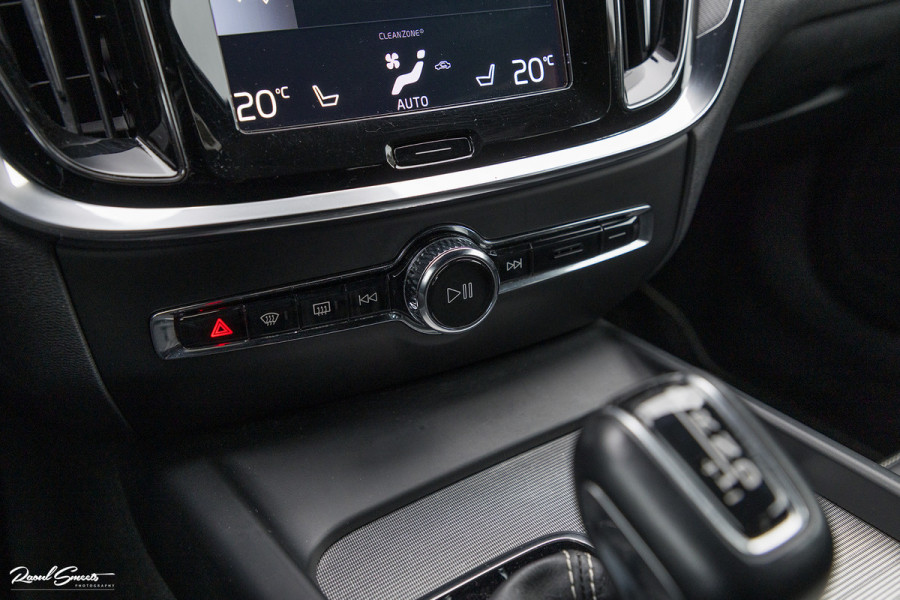 Volvo V60 2.0 T5 R-Design | Memory | Cruise control | Apple carplay |
