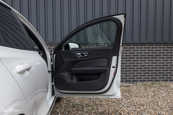 Volvo V60 2.0 T5 R-Design | Memory | Cruise control | Apple carplay |