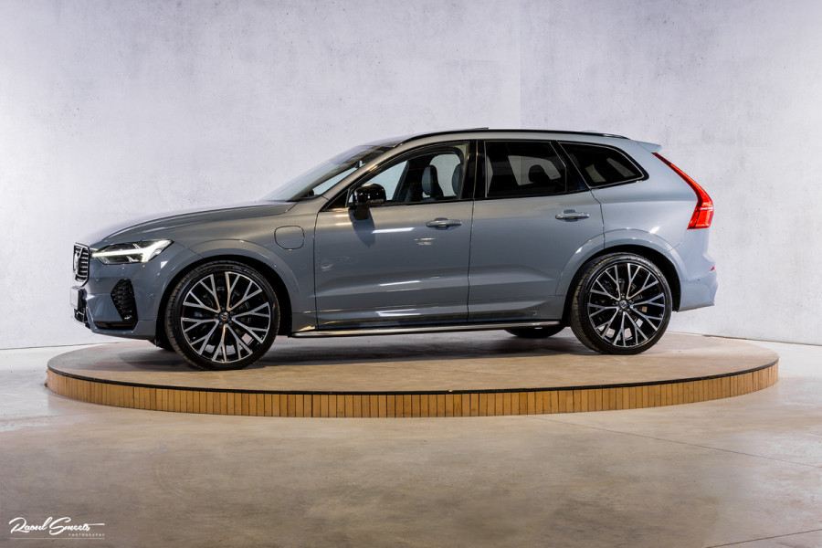 Volvo XC60 2.0 T8 Plug-in hybrid AWD Ultimate Dark | HEICO SPORTIV | Massage | Luchtvering | Panorama dak | Adaptieve cruise | 22 Inch |