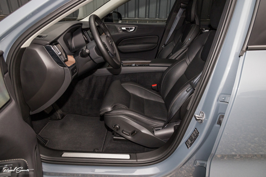 Volvo XC60 2.0 T8 Plug-in hybrid AWD Ultimate Dark | HEICO SPORTIV | Massage | Luchtvering | Panorama dak | Adaptieve cruise | 22 Inch |