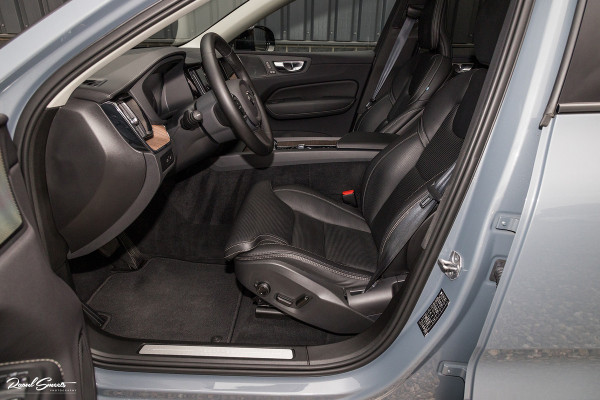 Volvo XC60 2.0 T8 Plug-in hybrid AWD Ultimate Dark | HEICO SPORTIV | Massage | Luchtvering | Panorama dak | Adaptieve cruise | 22 Inch |
