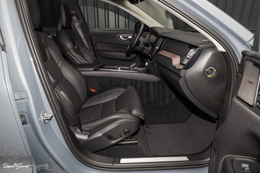 Volvo XC60 2.0 T8 Plug-in hybrid AWD Ultimate Dark | HEICO SPORTIV | Massage | Luchtvering | Panorama dak | Adaptieve cruise | 22 Inch |