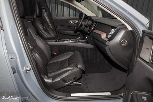 Volvo XC60 2.0 T8 Plug-in hybrid AWD Ultimate Dark | HEICO SPORTIV | Massage | Luchtvering | Panorama dak | Adaptieve cruise | 22 Inch |