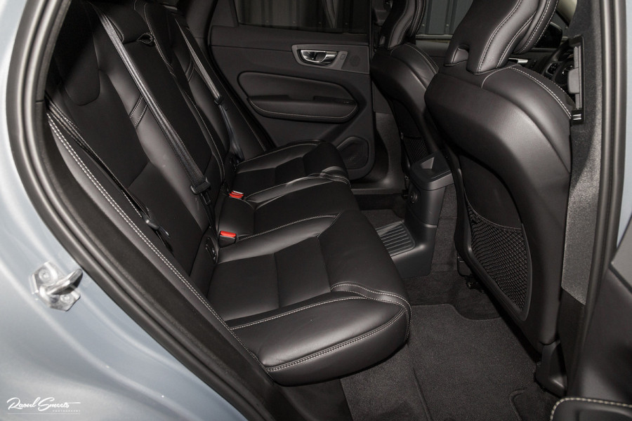 Volvo XC60 2.0 T8 Plug-in hybrid AWD Ultimate Dark | HEICO SPORTIV | Massage | Luchtvering | Panorama dak | Adaptieve cruise | 22 Inch |