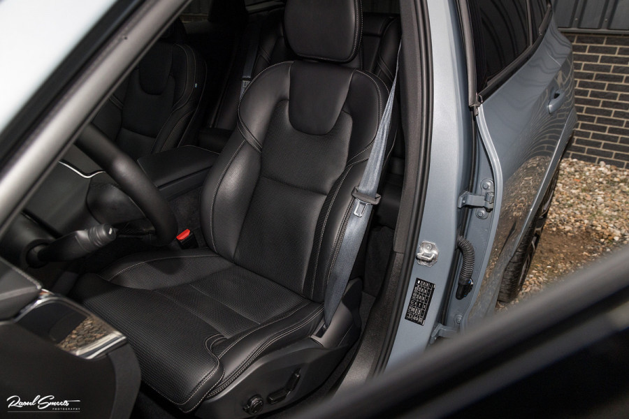 Volvo XC60 2.0 T8 Plug-in hybrid AWD Ultimate Dark | HEICO SPORTIV | Massage | Luchtvering | Panorama dak | Adaptieve cruise | 22 Inch |