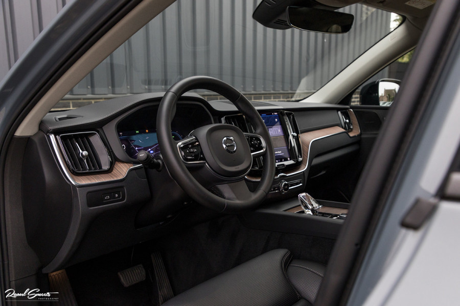 Volvo XC60 2.0 T8 Plug-in hybrid AWD Ultimate Dark | HEICO SPORTIV | Massage | Luchtvering | Panorama dak | Adaptieve cruise | 22 Inch |