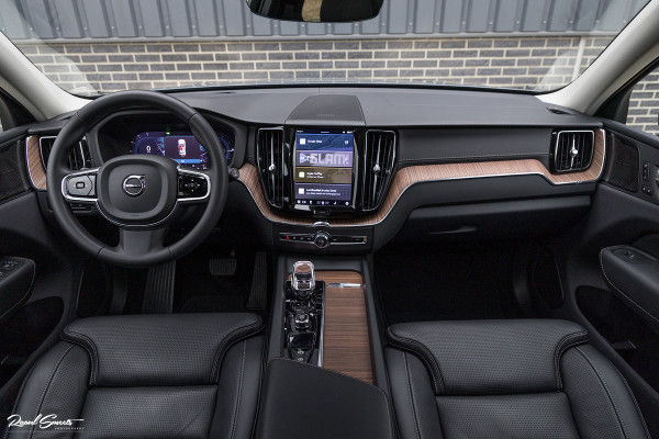 Volvo XC60 2.0 T8 Plug-in hybrid AWD Ultimate Dark | HEICO SPORTIV | Massage | Luchtvering | Panorama dak | Adaptieve cruise | 22 Inch |