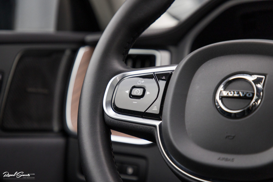 Volvo XC60 2.0 T8 Plug-in hybrid AWD Ultimate Dark | HEICO SPORTIV | Massage | Luchtvering | Panorama dak | Adaptieve cruise | 22 Inch |