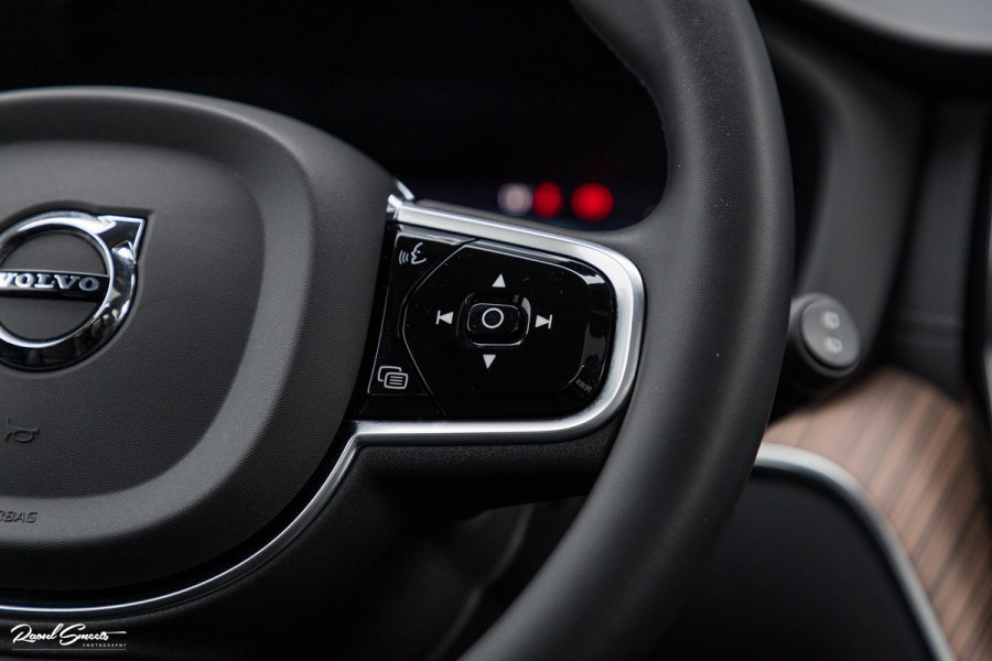Volvo XC60 2.0 T8 Plug-in hybrid AWD Ultimate Dark | HEICO SPORTIV | Massage | Luchtvering | Panorama dak | Adaptieve cruise | 22 Inch |