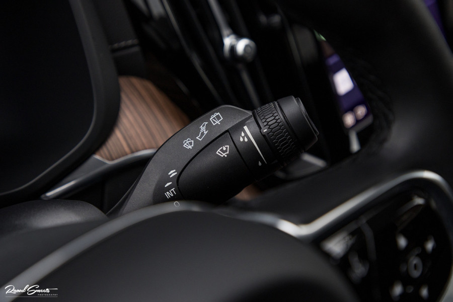 Volvo XC60 2.0 T8 Plug-in hybrid AWD Ultimate Dark | HEICO SPORTIV | Massage | Luchtvering | Panorama dak | Adaptieve cruise | 22 Inch |