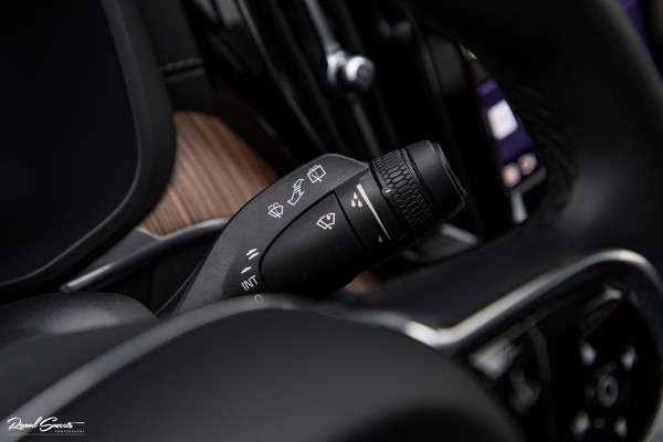 Volvo XC60 2.0 T8 Plug-in hybrid AWD Ultimate Dark | HEICO SPORTIV | Massage | Luchtvering | Panorama dak | Adaptieve cruise | 22 Inch |