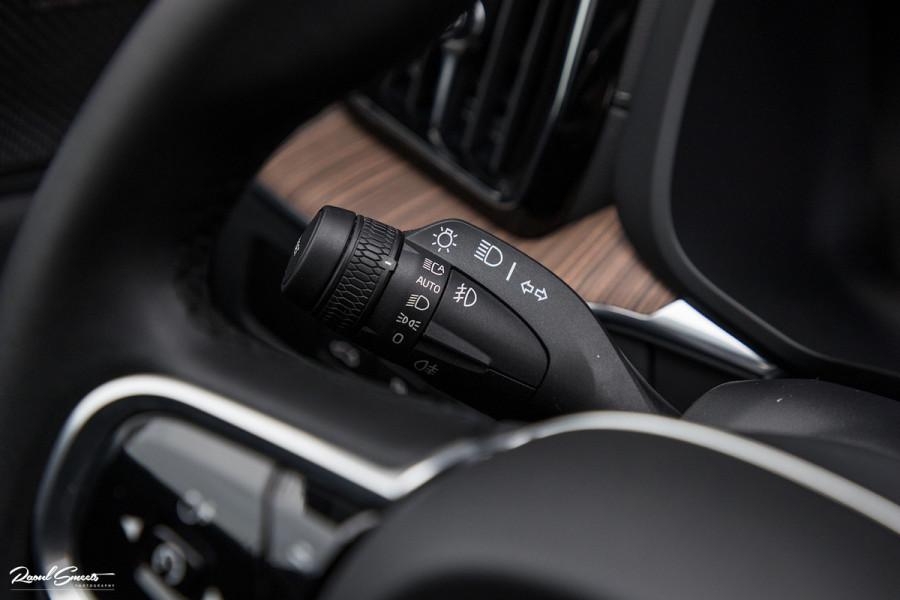 Volvo XC60 2.0 T8 Plug-in hybrid AWD Ultimate Dark | HEICO SPORTIV | Massage | Luchtvering | Panorama dak | Adaptieve cruise | 22 Inch |