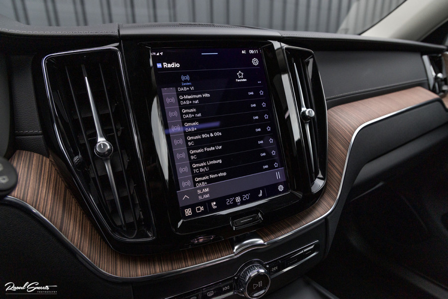 Volvo XC60 2.0 T8 Plug-in hybrid AWD Ultimate Dark | HEICO SPORTIV | Massage | Luchtvering | Panorama dak | Adaptieve cruise | 22 Inch |