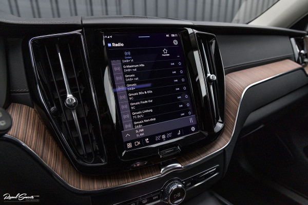 Volvo XC60 2.0 T8 Plug-in hybrid AWD Ultimate Dark | HEICO SPORTIV | Massage | Luchtvering | Panorama dak | Adaptieve cruise | 22 Inch |