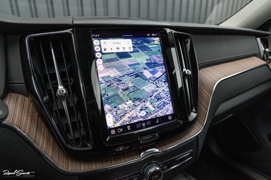Volvo XC60 2.0 T8 Plug-in hybrid AWD Ultimate Dark | HEICO SPORTIV | Massage | Luchtvering | Panorama dak | Adaptieve cruise | 22 Inch |