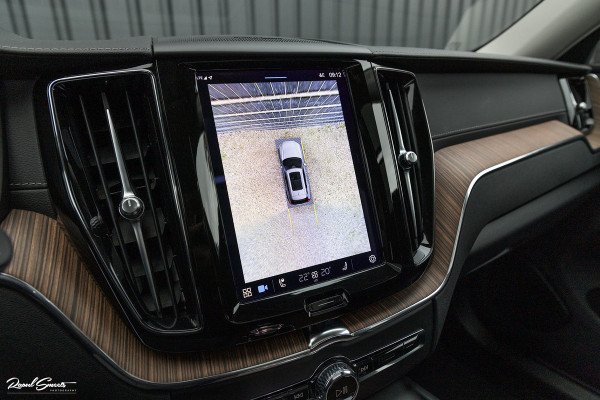 Volvo XC60 2.0 T8 Plug-in hybrid AWD Ultimate Dark | HEICO SPORTIV | Massage | Luchtvering | Panorama dak | Adaptieve cruise | 22 Inch |