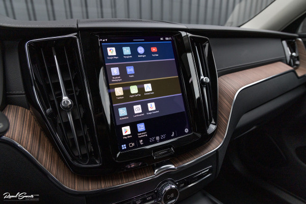 Volvo XC60 2.0 T8 Plug-in hybrid AWD Ultimate Dark | HEICO SPORTIV | Massage | Luchtvering | Panorama dak | Adaptieve cruise | 22 Inch |