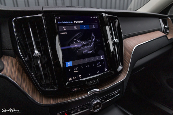 Volvo XC60 2.0 T8 Plug-in hybrid AWD Ultimate Dark | HEICO SPORTIV | Massage | Luchtvering | Panorama dak | Adaptieve cruise | 22 Inch |