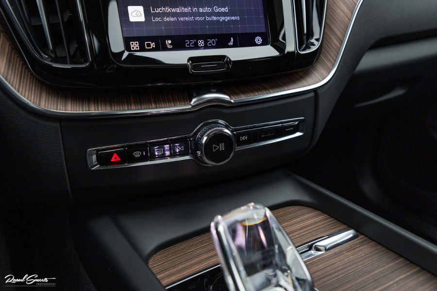 Volvo XC60 2.0 T8 Plug-in hybrid AWD Ultimate Dark | HEICO SPORTIV | Massage | Luchtvering | Panorama dak | Adaptieve cruise | 22 Inch |