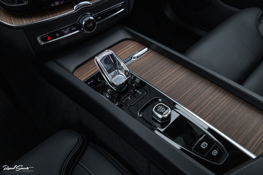 Volvo XC60 2.0 T8 Plug-in hybrid AWD Ultimate Dark | HEICO SPORTIV | Massage | Luchtvering | Panorama dak | Adaptieve cruise | 22 Inch |