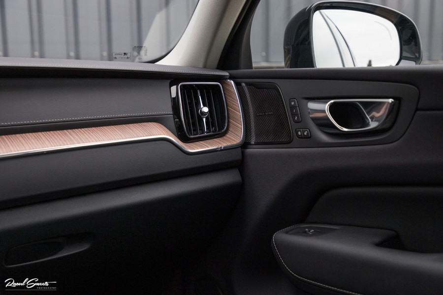 Volvo XC60 2.0 T8 Plug-in hybrid AWD Ultimate Dark | HEICO SPORTIV | Massage | Luchtvering | Panorama dak | Adaptieve cruise | 22 Inch |