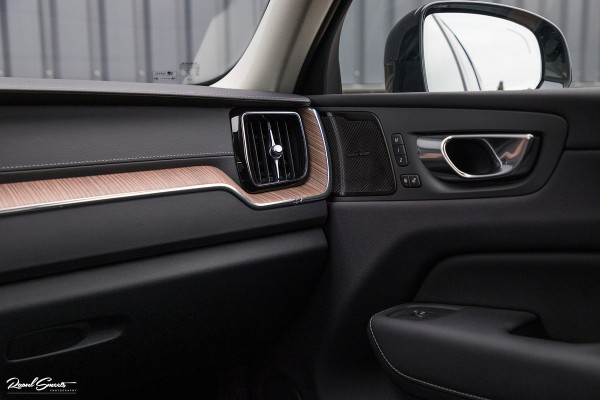 Volvo XC60 2.0 T8 Plug-in hybrid AWD Ultimate Dark | HEICO SPORTIV | Massage | Luchtvering | Panorama dak | Adaptieve cruise | 22 Inch |
