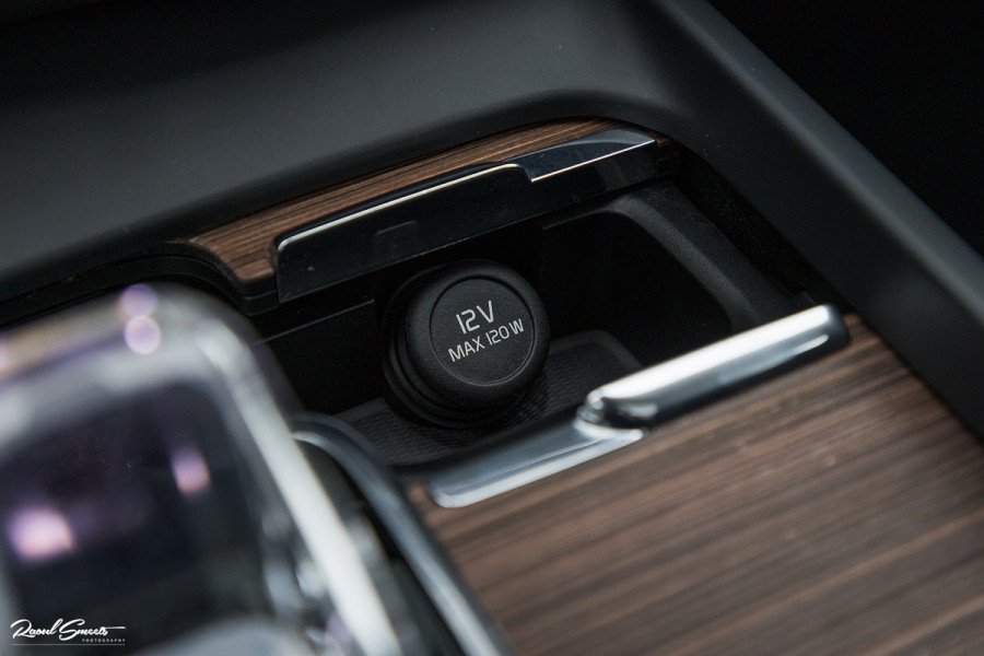 Volvo XC60 2.0 T8 Plug-in hybrid AWD Ultimate Dark | HEICO SPORTIV | Massage | Luchtvering | Panorama dak | Adaptieve cruise | 22 Inch |