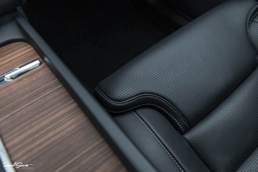 Volvo XC60 2.0 T8 Plug-in hybrid AWD Ultimate Dark | HEICO SPORTIV | Massage | Luchtvering | Panorama dak | Adaptieve cruise | 22 Inch |