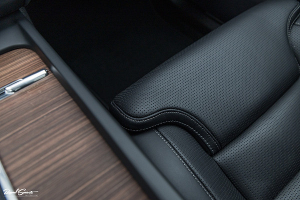 Volvo XC60 2.0 T8 Plug-in hybrid AWD Ultimate Dark | HEICO SPORTIV | Massage | Luchtvering | Panorama dak | Adaptieve cruise | 22 Inch |