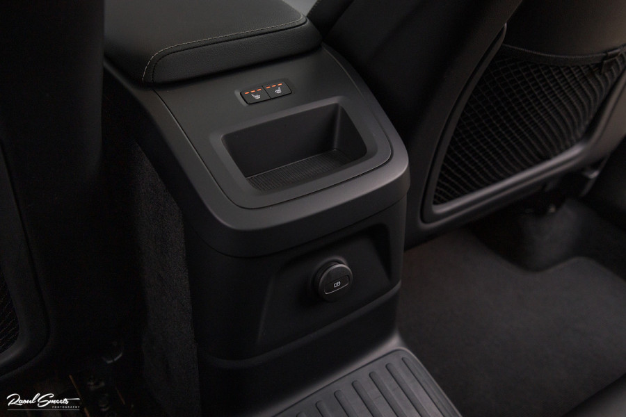 Volvo XC60 2.0 T8 Plug-in hybrid AWD Ultimate Dark | HEICO SPORTIV | Massage | Luchtvering | Panorama dak | Adaptieve cruise | 22 Inch |
