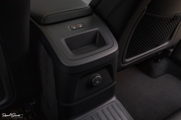 Volvo XC60 2.0 T8 Plug-in hybrid AWD Ultimate Dark | HEICO SPORTIV | Massage | Luchtvering | Panorama dak | Adaptieve cruise | 22 Inch |