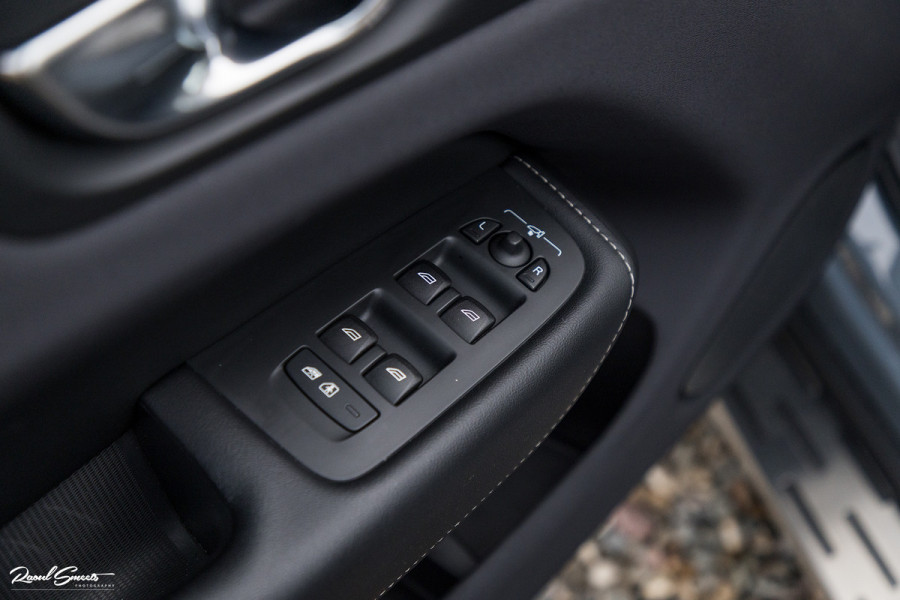 Volvo XC60 2.0 T8 Plug-in hybrid AWD Ultimate Dark | HEICO SPORTIV | Massage | Luchtvering | Panorama dak | Adaptieve cruise | 22 Inch |