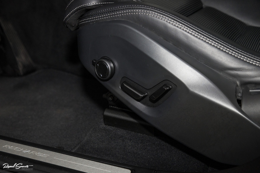 Volvo XC60 2.0 T8 Plug-in hybrid AWD Ultimate Dark | HEICO SPORTIV | Massage | Luchtvering | Panorama dak | Adaptieve cruise | 22 Inch |