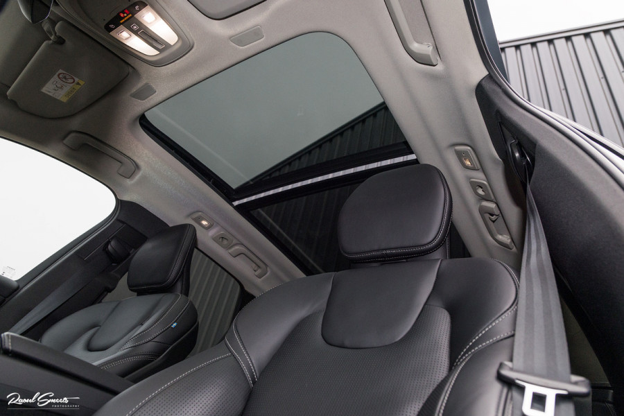 Volvo XC60 2.0 T8 Plug-in hybrid AWD Ultimate Dark | HEICO SPORTIV | Massage | Luchtvering | Panorama dak | Adaptieve cruise | 22 Inch |