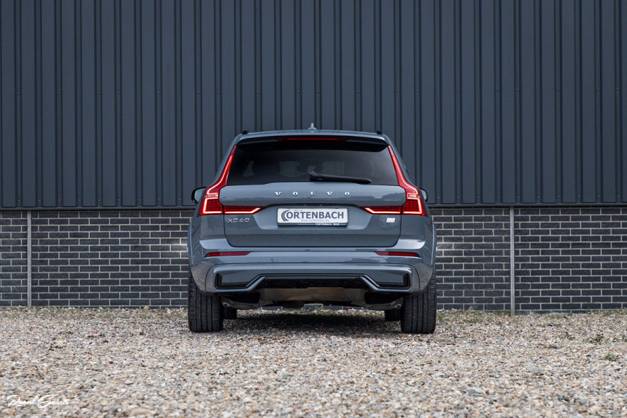 Volvo XC60 2.0 T8 Plug-in hybrid AWD Ultimate Dark | HEICO SPORTIV | Massage | Luchtvering | Panorama dak | Adaptieve cruise | 22 Inch |