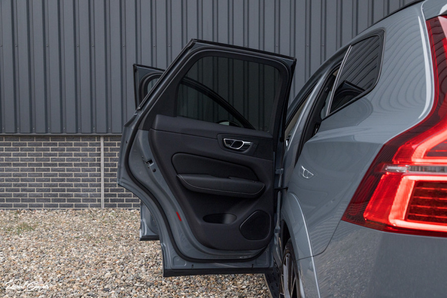 Volvo XC60 2.0 T8 Plug-in hybrid AWD Ultimate Dark | HEICO SPORTIV | Massage | Luchtvering | Panorama dak | Adaptieve cruise | 22 Inch |